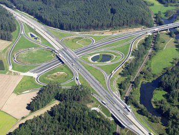 Die Luftaufnahme zeigt das Autobahnkreuz Oberpfälzer Wald (A6/A93) bei Wernberg-Köblitz in der Oberpfalz (undatiertes Handout). Eine der wichtigsten Verkehrsrouten zwischen Deutschland und Tschechien wird von heute an erstmals ohne Einschränkungen befahrbar sein. Der Bundesverkehrsminister und der bayerische Innenminister gaben heute den Neubau der Autobahn A6 zwischen dem neuen Autobahnkreuz Oberpfälzer Wald und dem Grenzübergang Waidhaus für den Verkehr frei. Foto: Autobahndirektion dpa/lby +++(c) dpa - Report+++